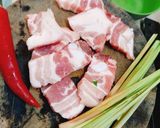 Hình bước làm 1 của món Thịt ba chỉ rang sả ớt