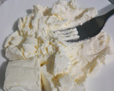 Foto del paso 2 de la receta: Patatas y salchichas al vapor con salsa agria de queso