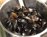 Une image de l'étape 11 de Moules à l'oignon rouge tomates coriandre et crème.