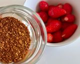 Hình bước làm 1 của món Dâu Tây Lắc Muối Tôm