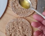 Foto del paso 3 de la receta: Sanguchito vegetariano 🥪 de pan de avena saciante y exprés relleno de queso y tomate 🧀 🍅