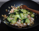 Foto del paso 2 de la receta: Curry de calabacín y langostinos