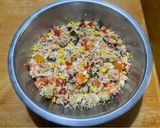 Foto del passaggio 6 della ricetta Insalata estiva di cous cous 🫑🌽🍅🧅🏳️‍🌈☮️🇺🇦