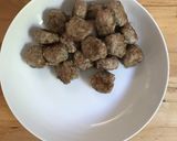 A picture of step 2 of Courgetti with meatballs.