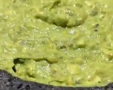 Foto del paso 2 de la receta: Salmón, guacamole 🥑 y frijoles negros refritos con manteca