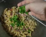 Foto langkah ke 5 dari resep Fusilli Aglio Olio Smoked Beef.
