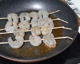 Foto del paso 4 de la receta: Brochetas de langostinos con mahonesa de ajo un poco "amariscada