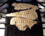 Foto del paso 3 de la receta: Pechugas de pollo con romero a la plancha