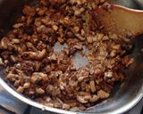 A picture of step 4 of Creamy mushroom sauce.