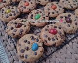 Foto langkah ke 9 dari resep Cookie Monster Chewy Chocochips Cookies.