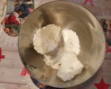 Foto del passaggio 2 della ricetta Zuccotto di pandoro con ricotta e gocce di cioccolato