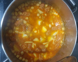 Foto del paso 3 de la receta: Garbanzos con chistorra y patata en fondo de salsa vino tinto