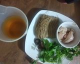 Foto langkah ke 1 dari resep Bakmi stamina detok daun ketumbar.