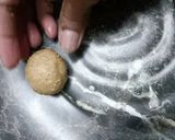 A picture of step 4 of Tilgul Laddu.