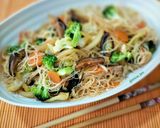 Foto del paso 6 de la receta: Fideos de arroz con verduras y salsa yakiniku