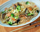 Foto del paso 6 de la receta: Fideos de arroz con verduras y salsa yakiniku
