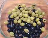 Foto del paso 2 de la receta: Aceitunas con encurtidos
