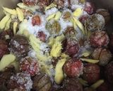 Hình bước làm 2 của món Mận ngào với gừng