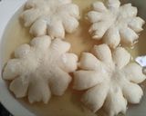 Foto langkah ke 5 dari resep Donat Bunga.
