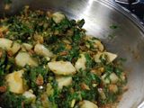 आलू पालक भाजी (aloo palak bhaji recipe in marathi)