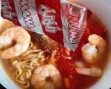 Hình bước làm 2 của món Mì Gói Mama Tôm Cà Chua & Ớt Sa Tế Siêu Cay 🌶