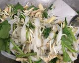 Foto langkah ke 6 dari resep Kwetiau goreng homemade mudah.