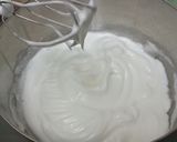 A picture of step 5 of [Baking Tips] How to Easily Whip Cream Frosting.