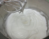 A picture of step 5 of [Baking Tips] How to Easily Whip Cream Frosting.