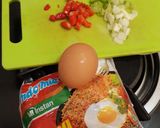 Foto langkah ke 1 dari resep Omlet Mie Super Mudah.