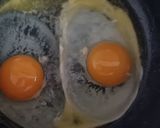 Foto del paso 2 de la receta: Huevos a la sartén con yema bien cocida 🍳 (no jugosa)