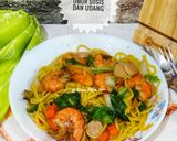 Foto langkah ke 4 dari resep Mie Panjang Umur Sosis dan Udang 🍤.