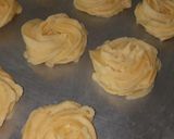 Foto langkah ke 7 dari resep Kue Kering Sagu Keju Lumer.