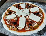 Une image de l'étape 7 de Pizza champignons fromage 🍕.