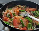 A picture of step 3 of Chinese Egg Hakka noodles.