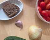 Foto del paso 2 de la receta: Sopa fría de tomate tipo gazpacho con morrón rojo 🍅🥒🧅🧄🍞