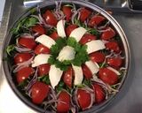 Une image de l'étape 9 de Salade de roquette aux tomates divinina,oignon rouge et mozzarella di buffala.
