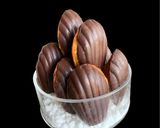 Foto del passaggio 8 della ricetta Madeleines Glassate al Cioccolato con il Cuore di Miele