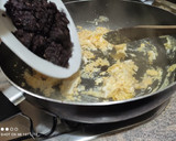Foto del paso 4 de la receta: Revuelto de morcilla con piñones en 22 minutos