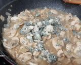 Foto del paso 6 de la receta: Escalopines de cerdo con champiñones al Cabrales