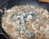 Foto del paso 6 de la receta: Escalopines de cerdo con champiñones al Cabrales