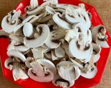 Une image de l'étape 1 de Orzo crémeux poulet / champignons / parmesan 🐓🍄🟫.