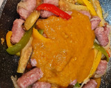 Foto del paso 4 de la receta: Guiso de salchichas con berenjena y pimientos