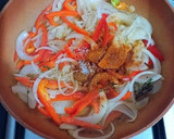 Foto del paso 5 de la receta: Filetillos de contramuslos de pollo al Sindhi biryani
