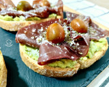 Foto del paso 4 de la receta: Tosta de bresaola con aguacate