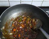 A picture of step 2 of Vegetable sizzler with barbecue noodles.