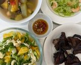 Hình bước làm 4 của món Cơm nhà với chim bồ câu nướng mật ong, bí xanh xào tôm, canh hến cá viên nấu chua, salad kiwi táo