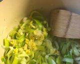 A picture of step 3 of Veggie noodle soup - vegan.