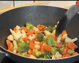 Foto del paso 3 de la receta Noodles con verduras y langostinos marinados