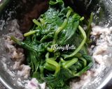 A picture of step 3 of Aloo Palak.