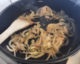 Une image de l'étape 4 de Trévise poêlée aux anchois oignon et pignons de pin.